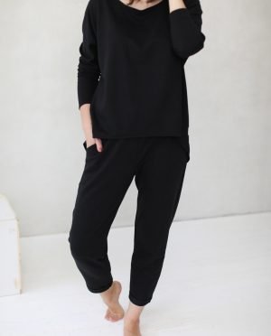 Comfortable women trousers with elastic waist and pockets